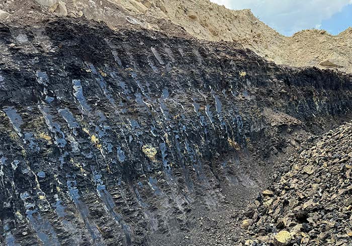 堆積した地層の断面